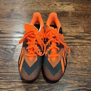 Girls Adidas Cleats, Size 7 (126)